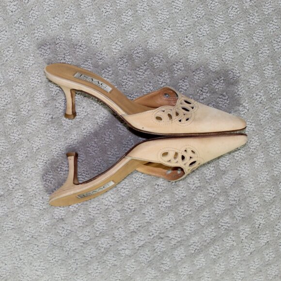 Vintage Women's Sz 6.5 Isaac Mizrahi Beige Kitten Heel Shoes - Picture 4 of 8